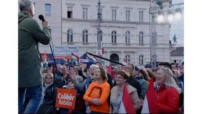 Rejtélyes ruházatú nő jelent meg Orbán Viktor beszéde alatt