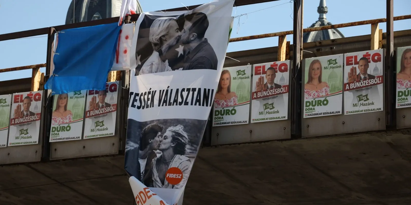 Az ablakokból is erősítik a Békemenet üzenetét