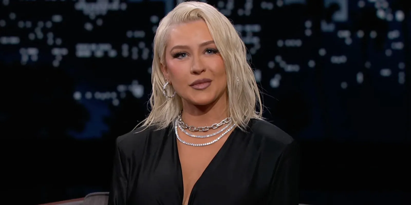 Őrülten szexi! Christina Aguilera bowling golyókkal takarja melleit