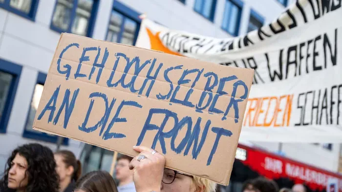 Háborús őrület Európában! Diákok tüntetnek ellene