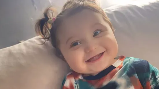 „A kislányunk jövőjéért fogunk össze” - a születés közben lebénult Csenge gyógyulása a tét