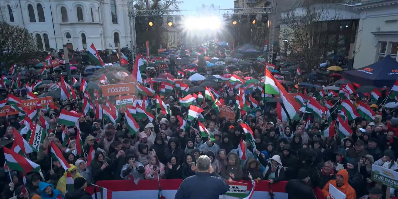 Orbán Viktor Szolnokon: Óriási tömeg hallgatta a kormányfő beszédét