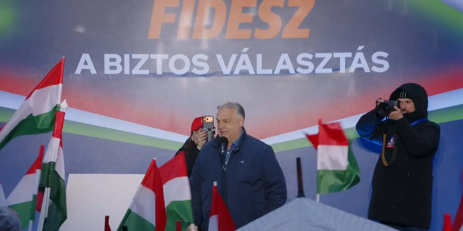 A szakadó eső ellenére is rengetegen voltak Orbán Viktor szolnoki országjárásán