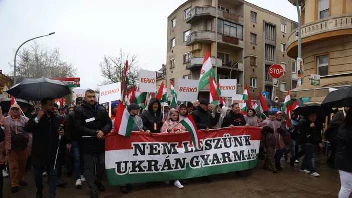 Döbbenetes tömeg fogadta a miniszterelnököt Szolnokon