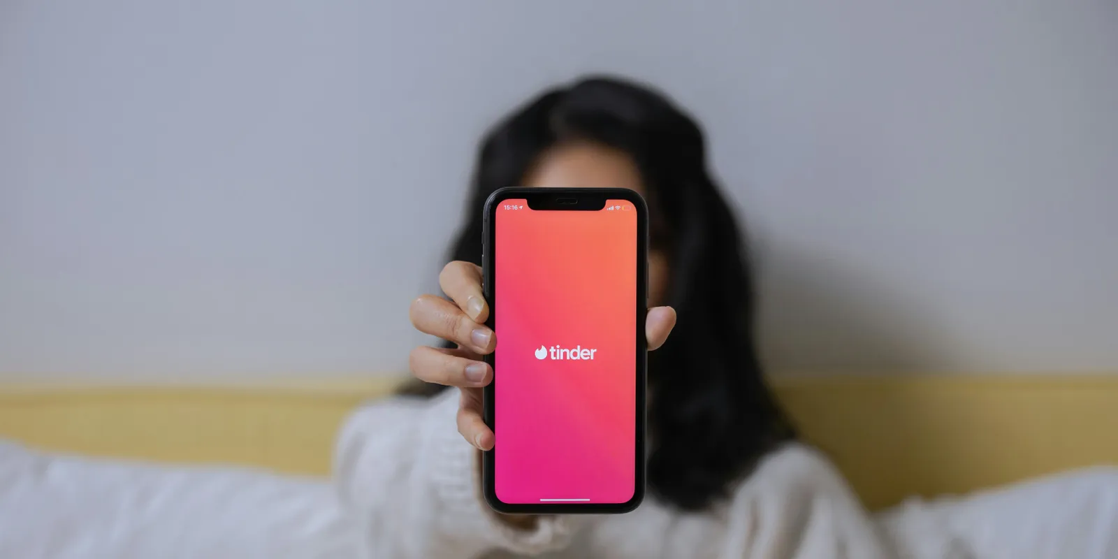 Beújít a Tinder, már a privát fotóid alapján is keres párt