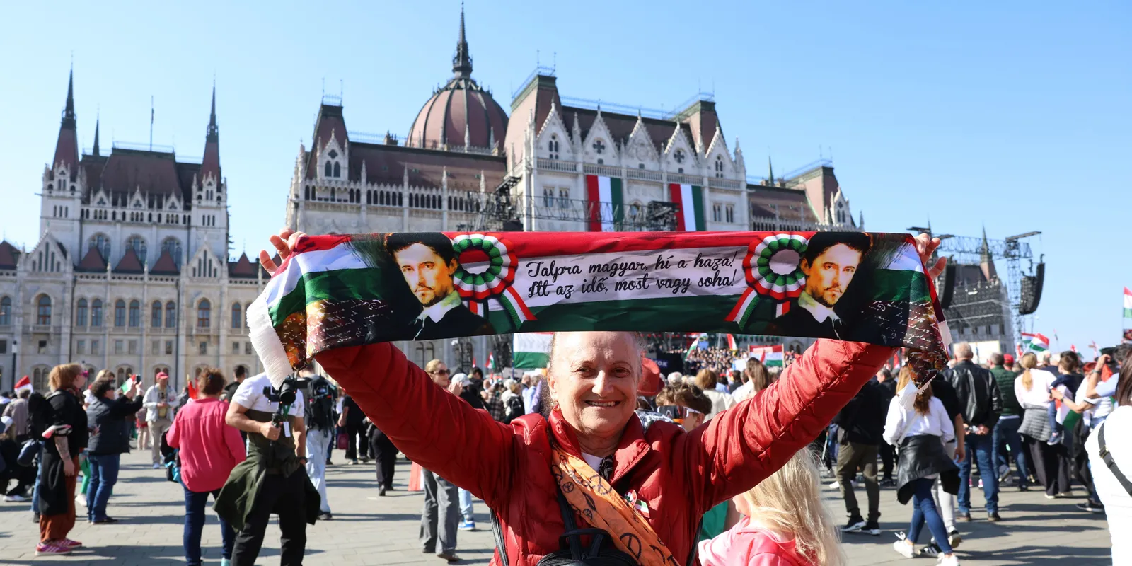 Egy lobogó, amelyben ott van az utcák pora