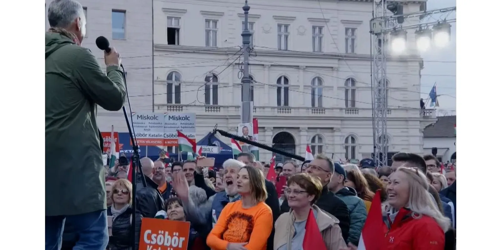 Rejtélyes ruházatú nő jelent meg Orbán Viktor beszéde alatt