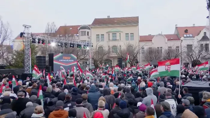 Itt vannak az első fotók: gyűlik a tömeg Veszprémben
