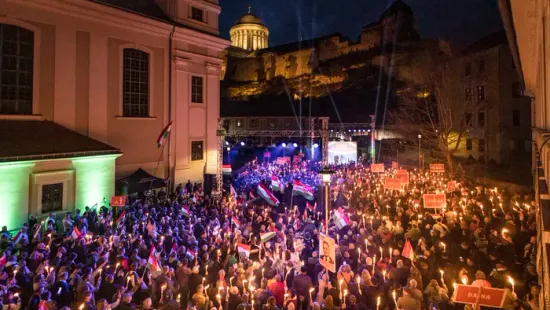 Lehengerlő drónfotó: megmozdulni sem lehet a megtelt Mindszenty Hercegprímás téren