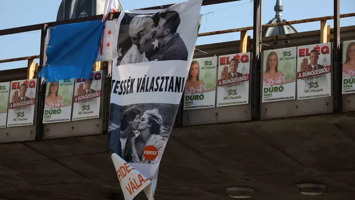 Az ablakokból is erősítik a Békemenet üzenetét