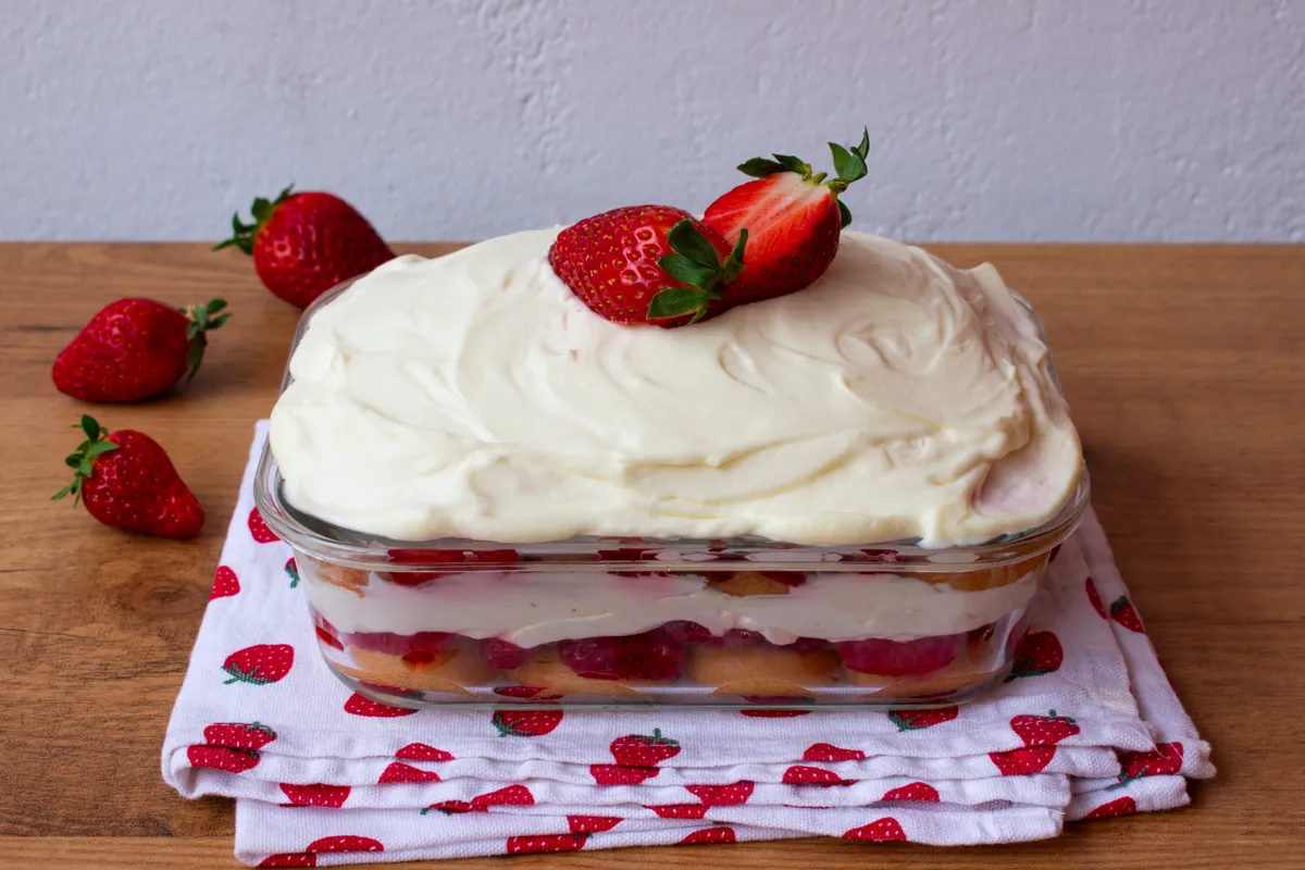 Epres tiramisu-Strawberry,,Sponge,Cake,And,Cream,Cheese,Dessert,,Strawberry,Tiramisu