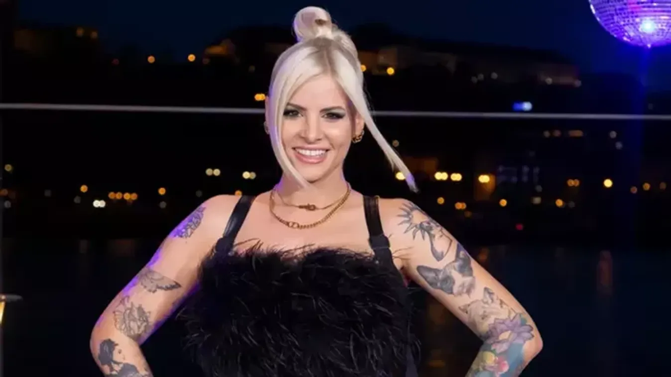 Átlátszó felsőben szexizik a gyönyörű lemezlovas