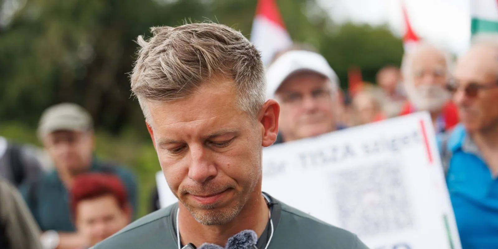 Bukott, sértett titkosügynökök Magyar Péter mögött