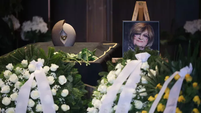 Elkezdődött Voith Ági temetése, itt vannak az első fotók