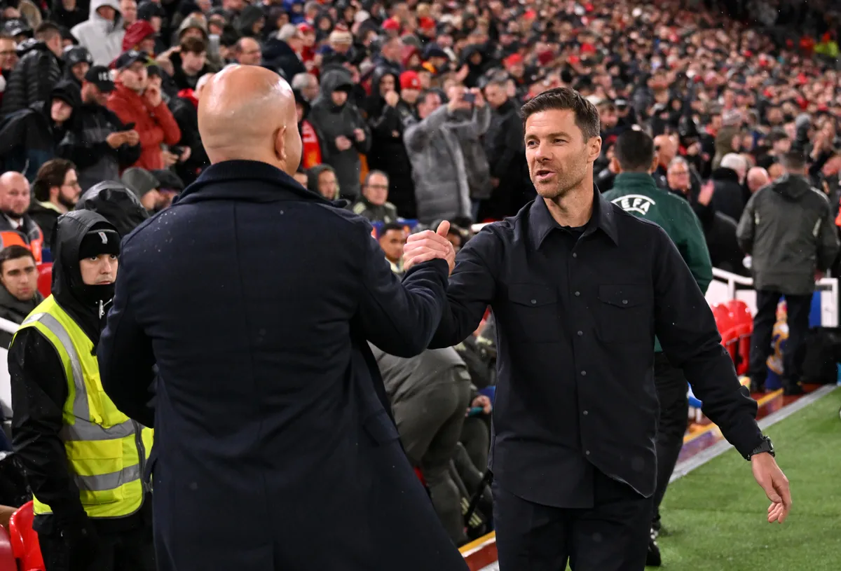 Ha Arne Slotot (háttal) váltva Xabi Alonso lesz a Liverpool új edzője, Szoboszlai Dominik és Kerkez Milos is új posztra kerülhet