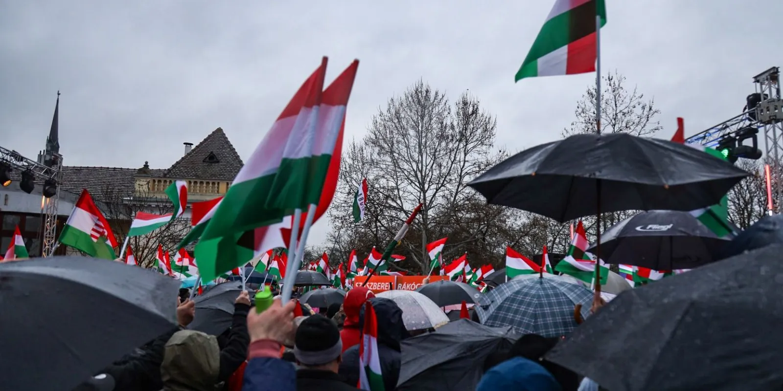 Döbbenetes tömeg fogadta a miniszterelnököt Szolnokon