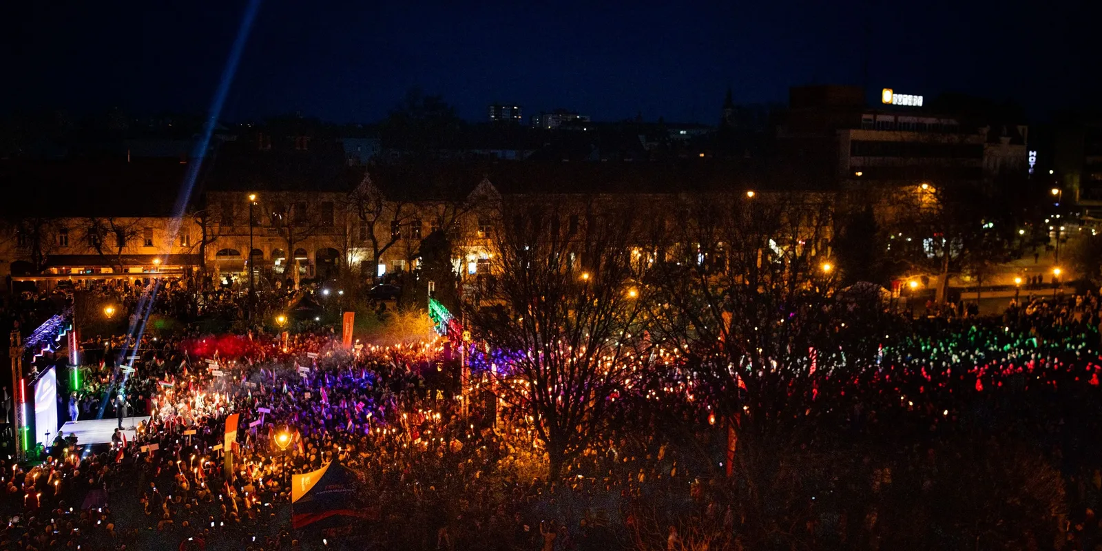 Látványos drónfotók érkeztek: zsúfolásig megtelt az Erzsébet tér