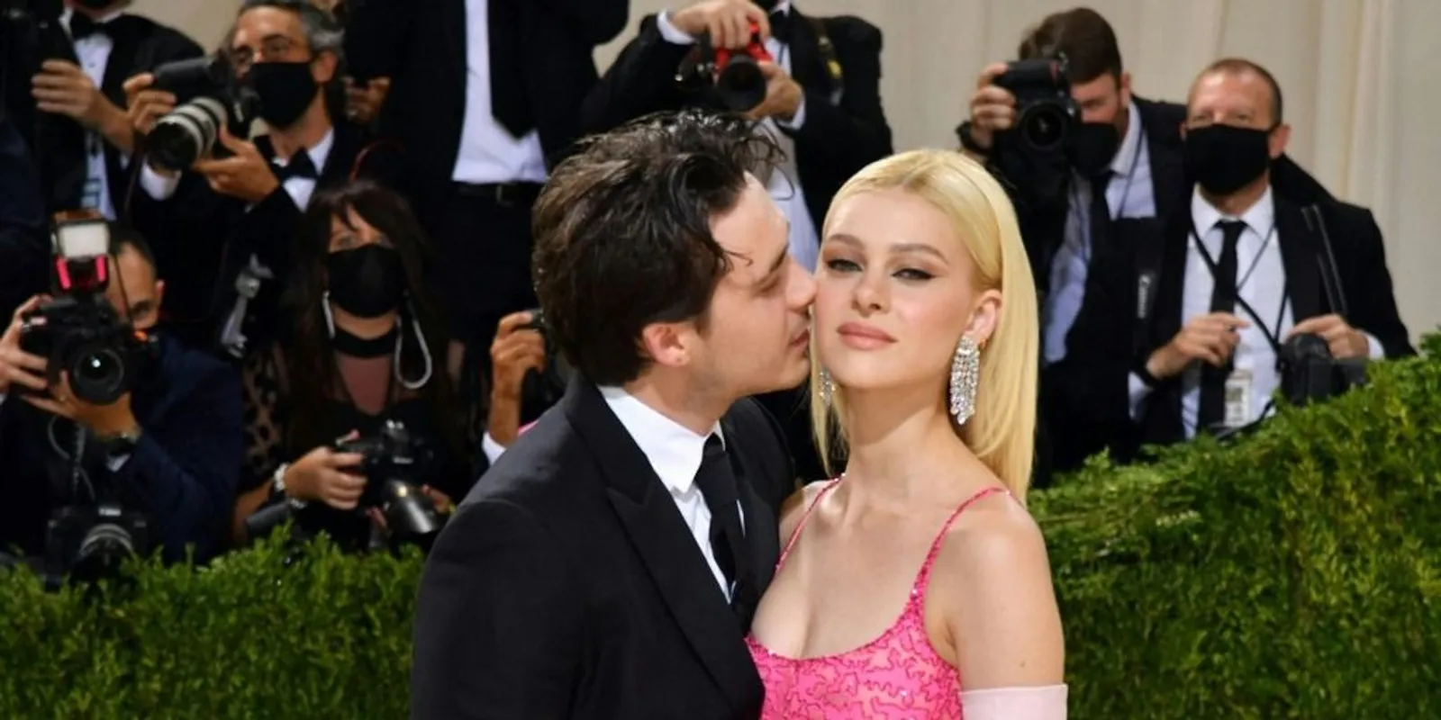 Félmeztelen képen pózol Brooklyn Beckham felesége