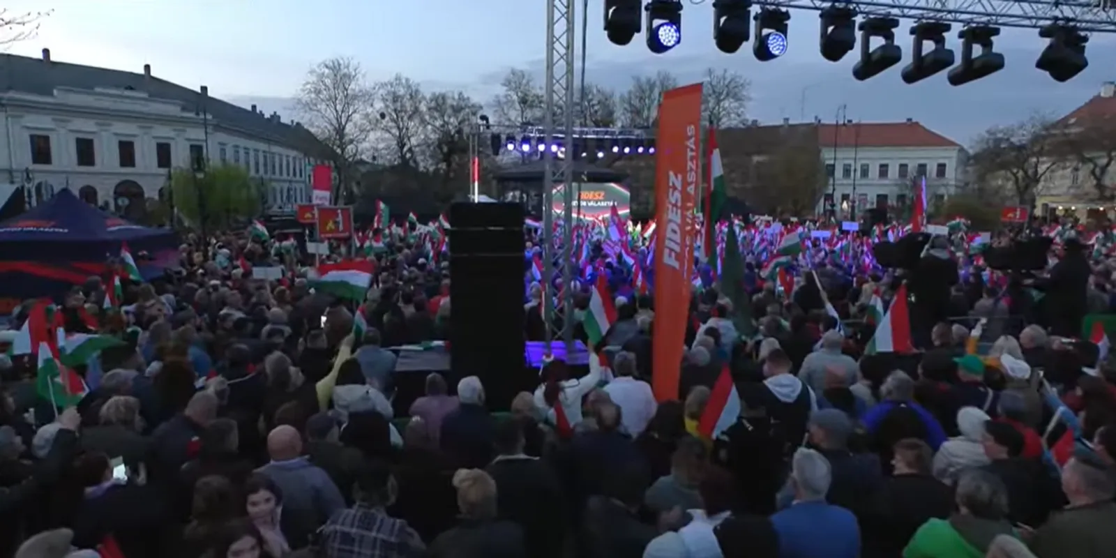 Országjárás: teljesen megtelt az Erzsébet tér