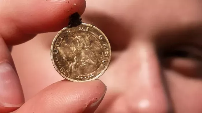 Ezer éves ezüstérmék tettek milliomossá egy kincskeresőpárt