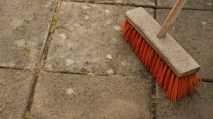 Itt a tavasz, így tisztítsd meg a járdát a kertedben