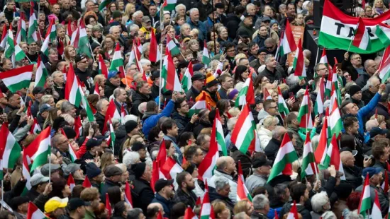 Itt ez első tömegvideó az országjárásról: Békéscsabán megtelt a Szent István tér