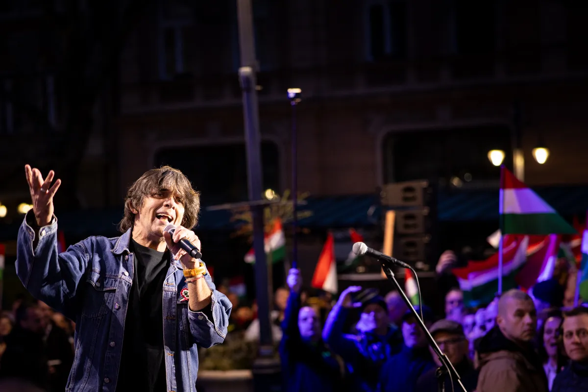 Takáts Tamás hangjával indult meg Orbán Viktor országjárása.