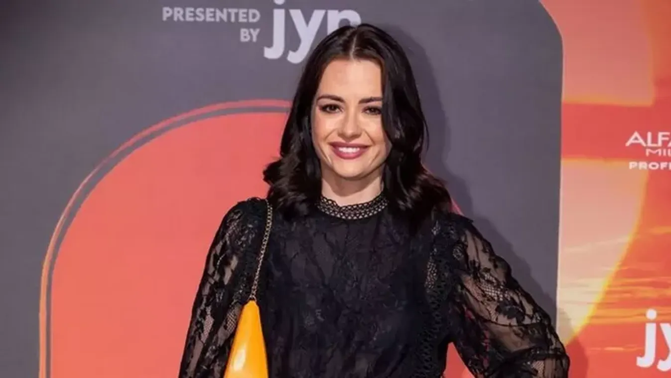 Repülnek a cipellők: Lola kislánya, így fedezi fel a világot - Fotó