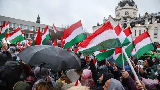 A szakadó eső ellenére is teljesen megtelt a tér Szolnokon