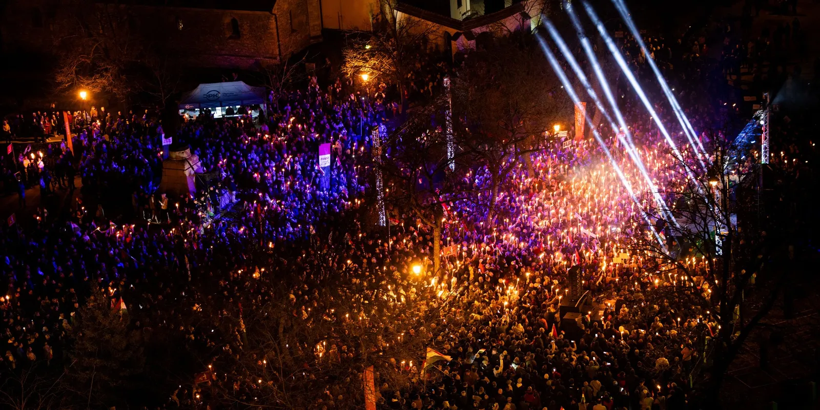 Elképesztő drónfotók érkeztek: teljesen megtelt a Fő tér