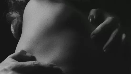 Lebukott a háromgyerekes anyuka: meztelen képekkel zsarolt férfiakat