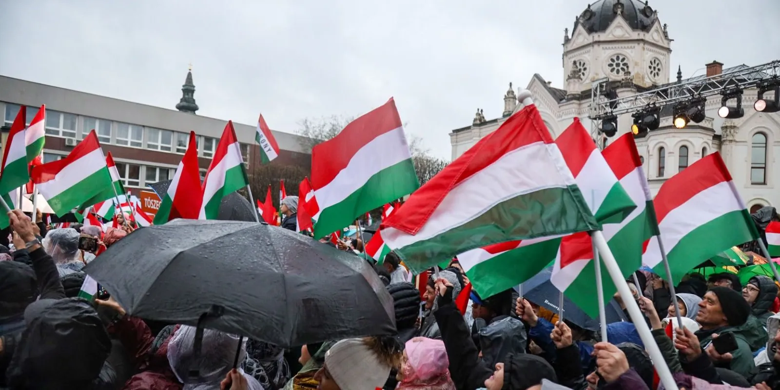 A szakadó eső ellenére is teljesen megtelt a tér Szolnokon