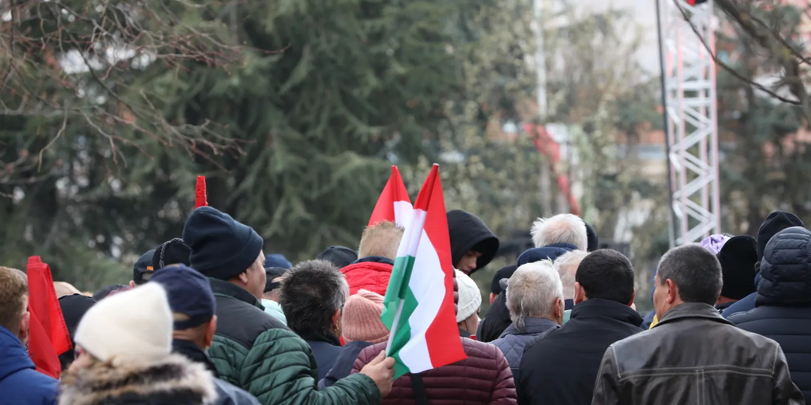 Itt vannak az első fotók: gyűlik a tömeg Veszprémben