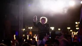 Elképesztően édes jelenet a kaposvári Békemeneten: macijával a kezében integetett a kislány Orbán Viktornak