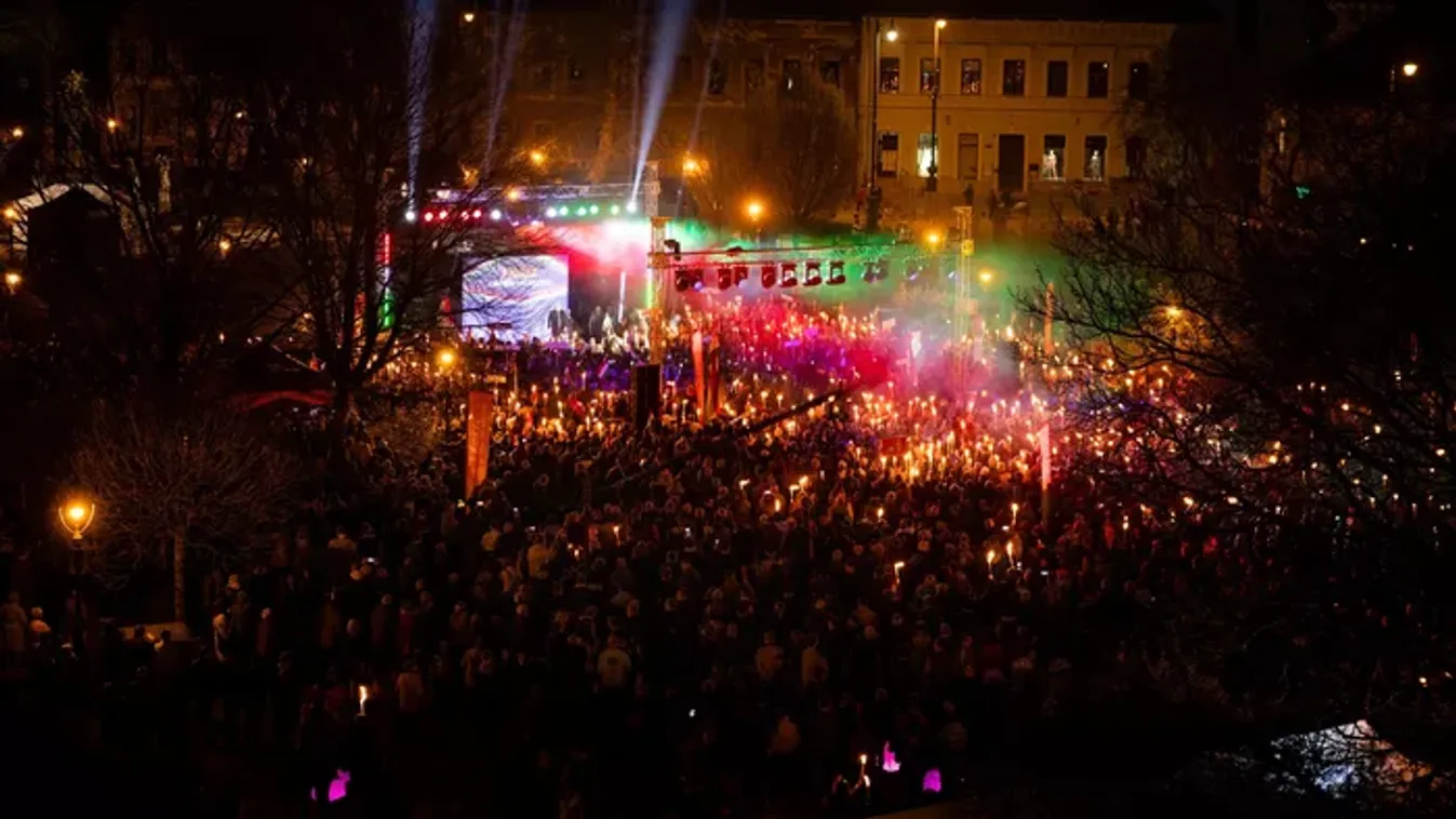 Ezt szorongatta Orbán Viktor beszéde alatt egy fiatal fiú