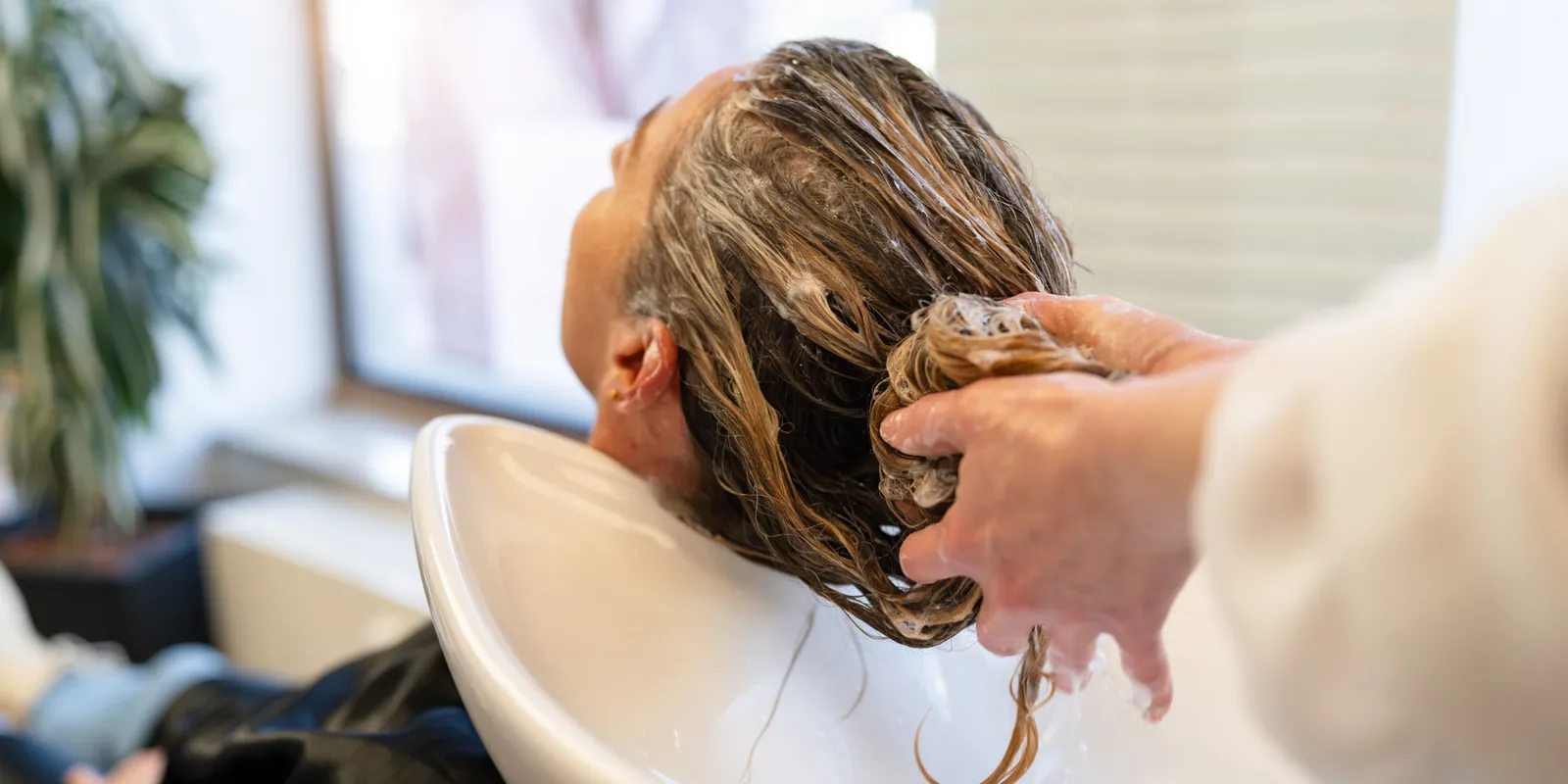 Durván tönkreteszi a hajat, ne moss így hajat