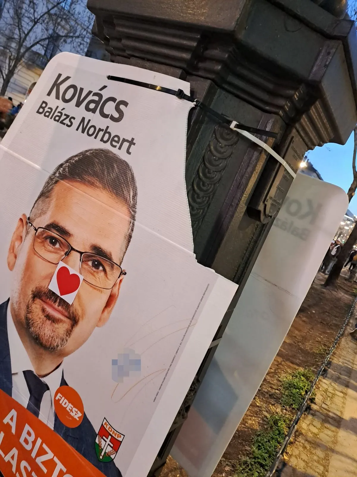 Fideszes plakátokat rongáltak a Tiszások.