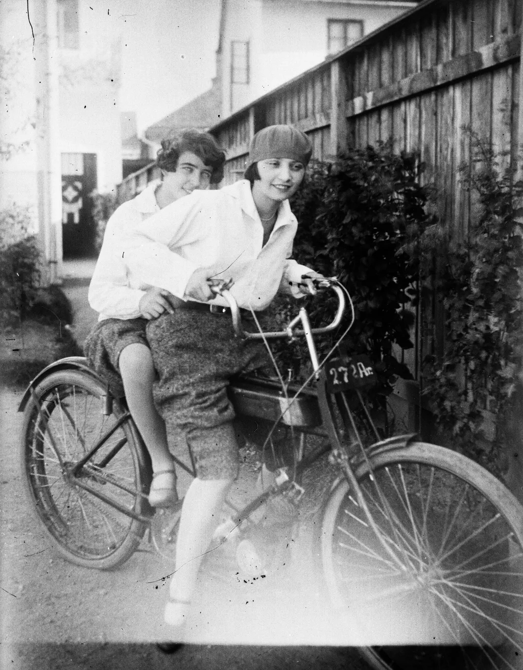 A hölgyek körében is nagy sikert arattak a motorok 1918. fotó: Veszprém Megyei Levéltár/Nemere Péter