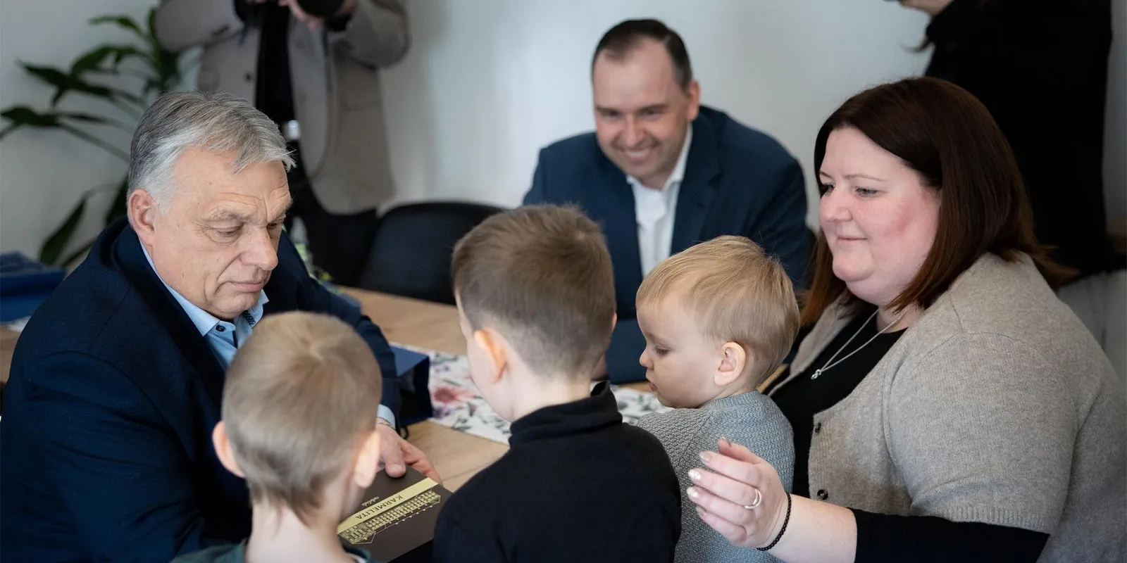 Orbán Viktor személyesen ment aláírást gyűjteni