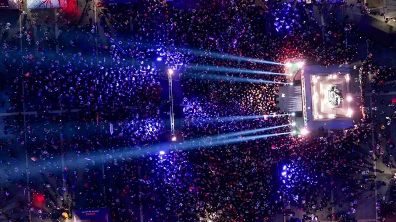 Zsúfolásig megtelt a Dobó tér Egerben: zúg a "győzni fogunk"