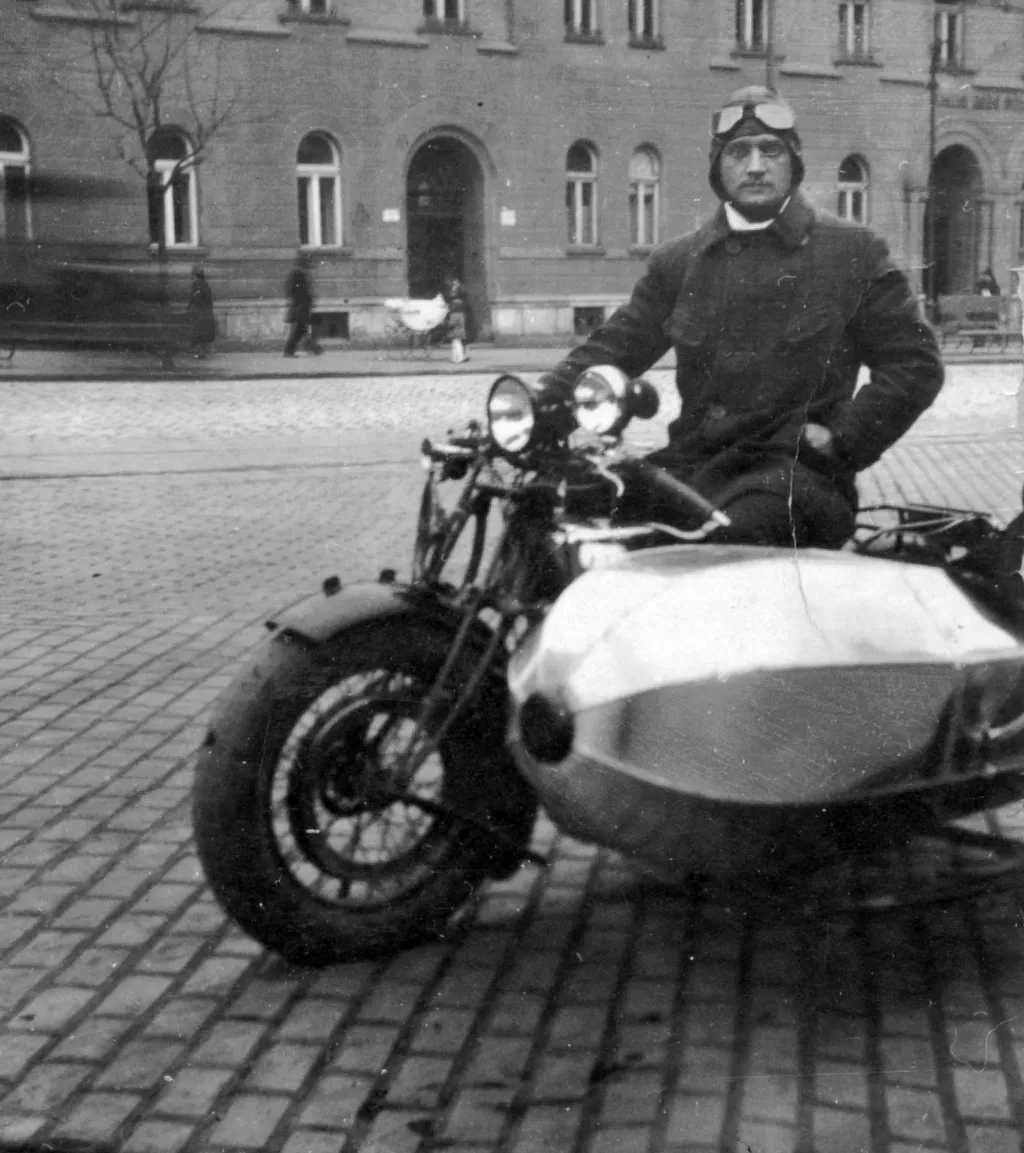 Motorkerékpáros a Bartók Bélaút 17-19. szám előtt. 1928. Fotó: Torjay Valter