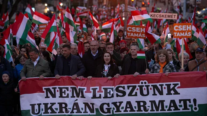 Gyűlik a tömeg: rengetegen várják Orbán Viktort Kecskeméten