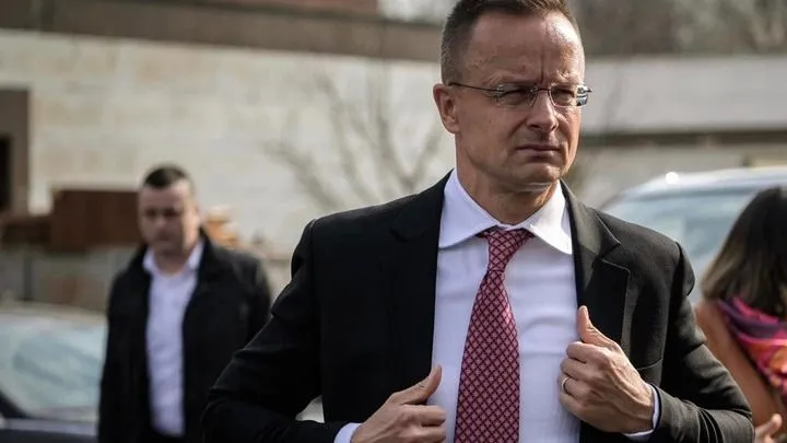 Szijjártó Péter elindult haza a szabadon engedett hadifoglyokkal. 