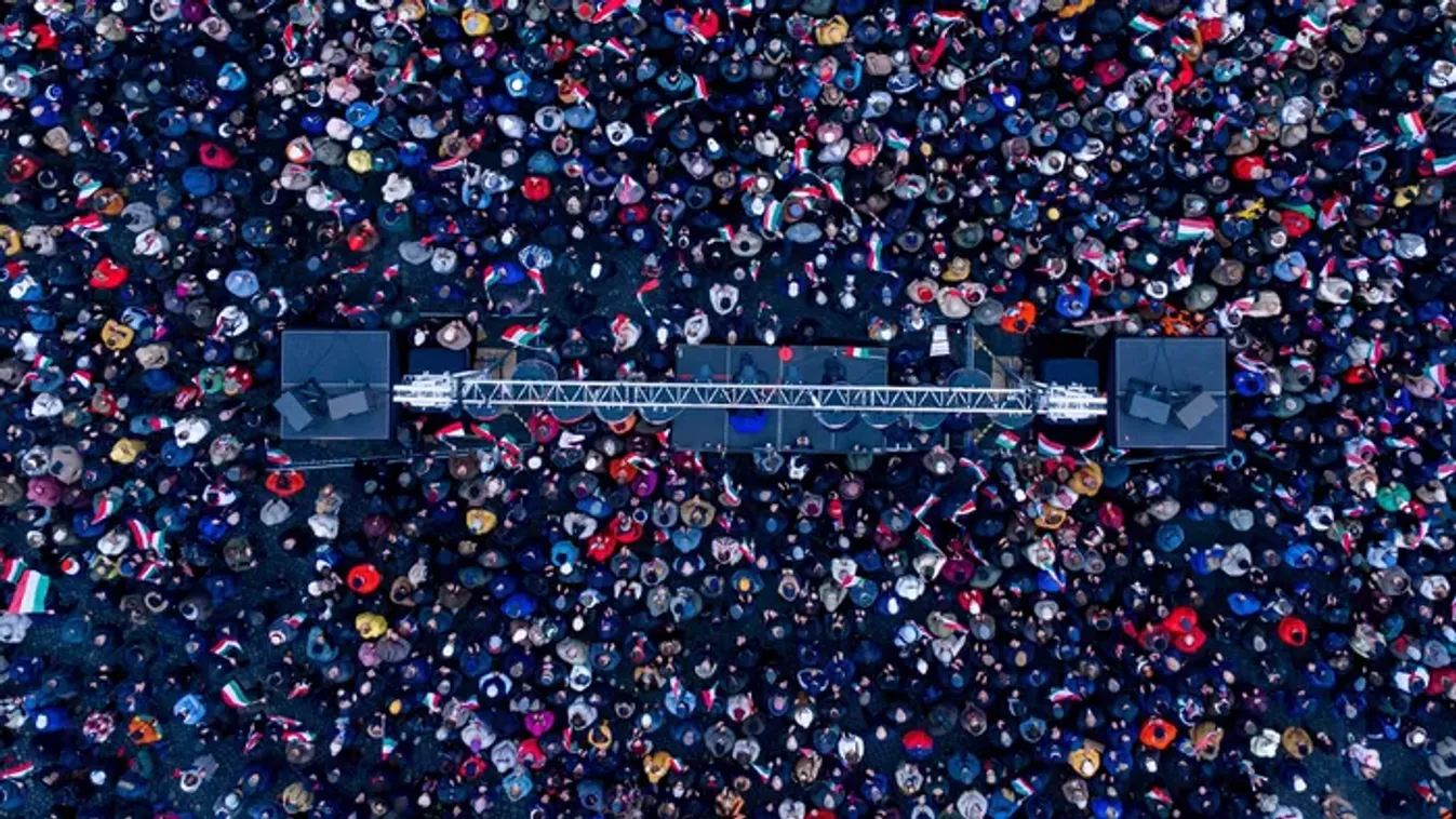 Megmozdulni sem lehetett a megtelt Óvárosi téren