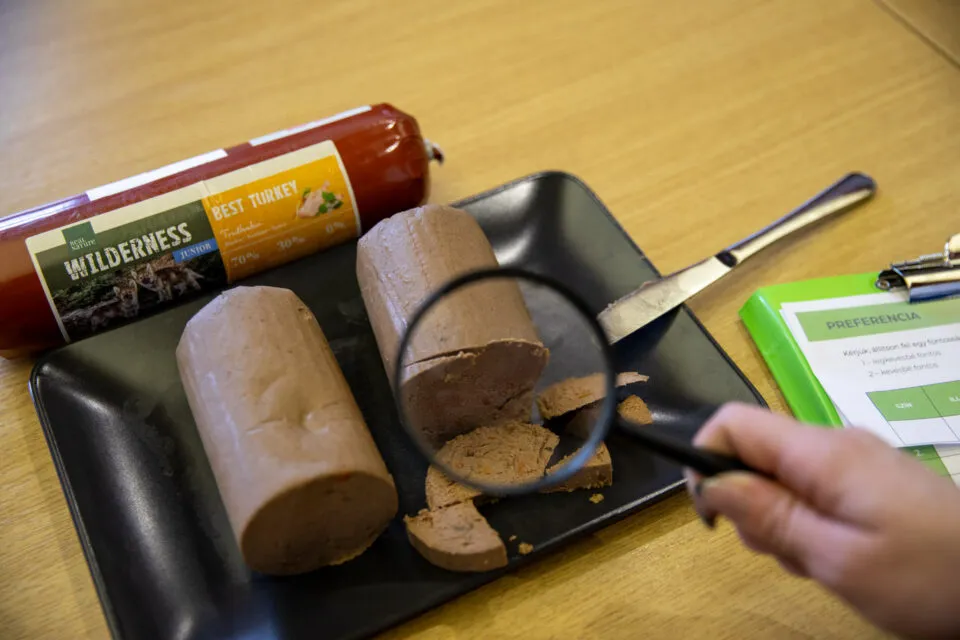 Ezúttal kutyaszalámikat vizsgált a hatóság. 