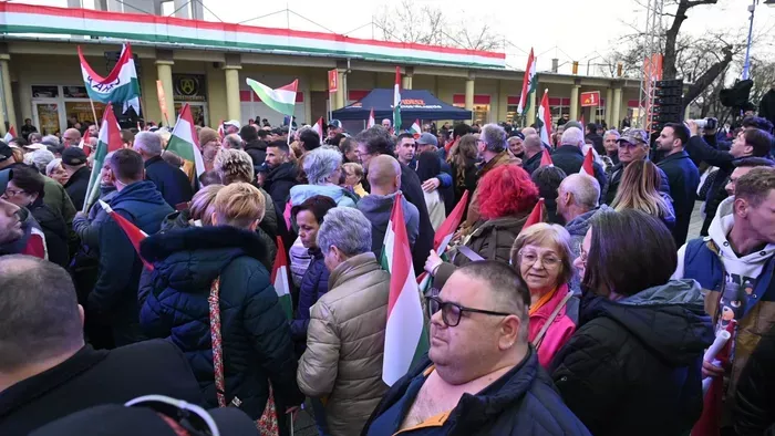 Itt vannak az első fotók: gyűlik a tömeg Törökszentmiklóson