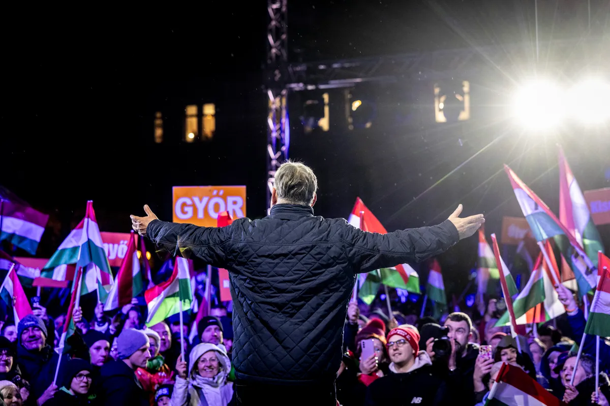 A hatalmas tömeg zavarja a tiszás provokátorokat