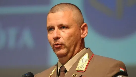 Elmenekült a Hír TV riportere elől Ruszin-Szendi Romulusz - Videó