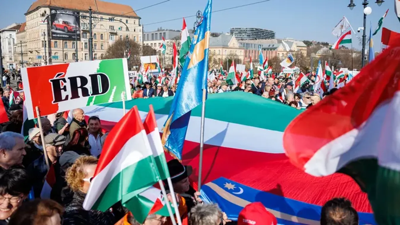 Elindult a Békemenet, óriási tömeg özönlötte el a fővárost - Fotó