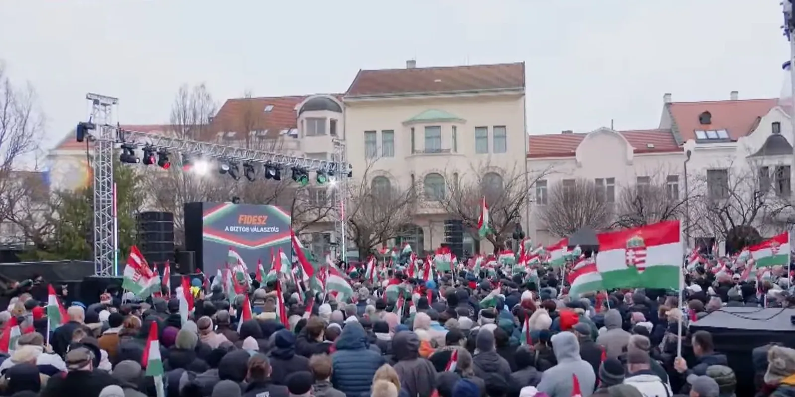 Itt vannak az első fotók: gyűlik a tömeg Veszprémben